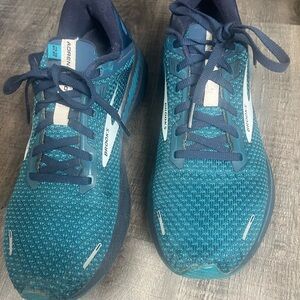 Brooks Adrenaline 22 men’s 9.5. Knit upper Blue very comfortable